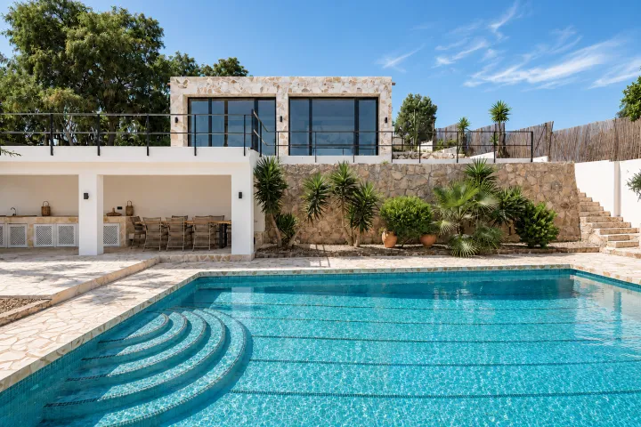 Exclusiva villa mediterránea con vistas panorámicas al mar en Jávea