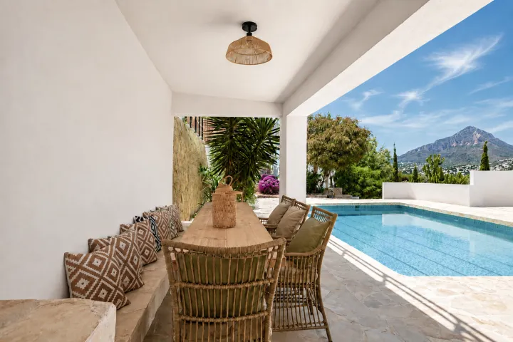 Exclusiva villa mediterránea con vistas panorámicas al mar en Jávea