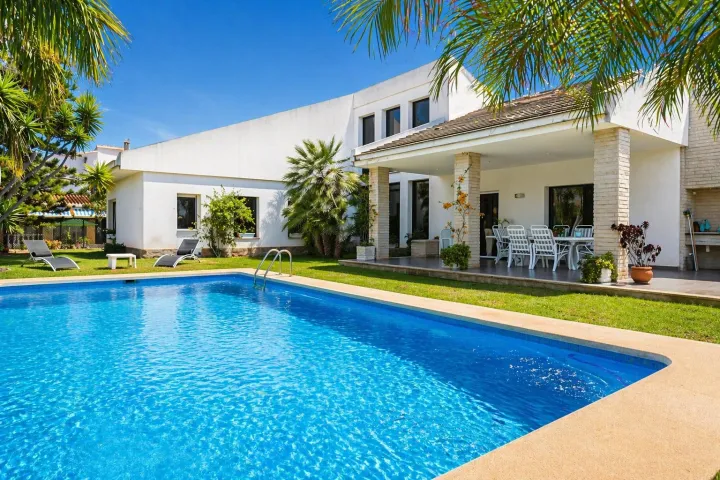 Villa con carácter, privacidad y vistas al Montgó en Dénia