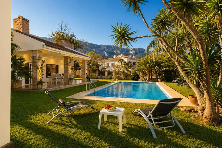 Villa con carácter, privacidad y vistas al Montgó en Dénia