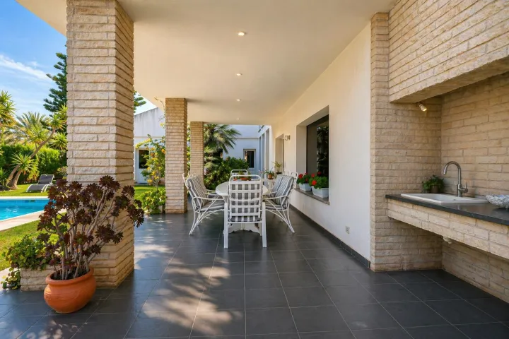 Villa con carácter, privacidad y vistas al Montgó en Dénia