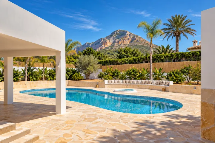 Villa completamente reformada con vistas panorámicas, privacidad y amplios exteriores