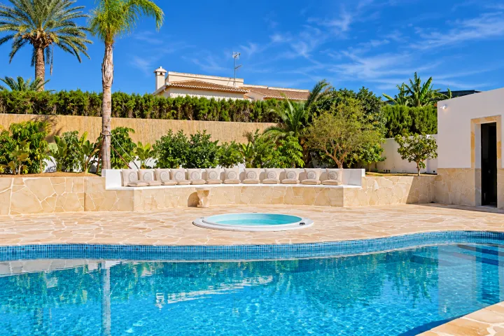 Villa completamente reformada con vistas panorámicas, privacidad y amplios exteriores