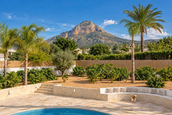 Villa completamente reformada con vistas panorámicas, privacidad y amplios exteriores