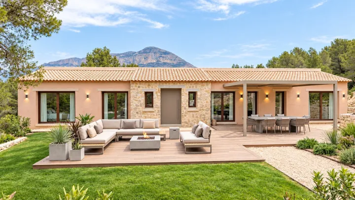 Finca contemporánea en Tarraula, Jávea, con vistas al Montgó y posibilidad de ampliar la parcela