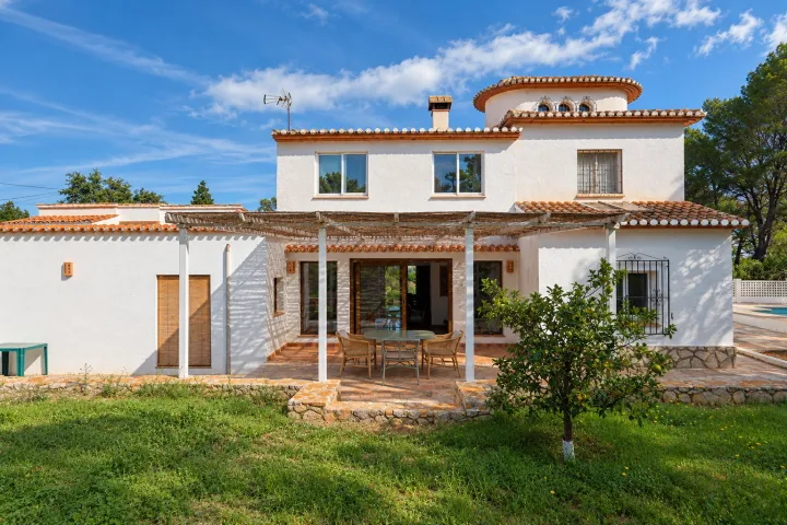 Charming villa with private pool, fruit garden and spaces to enjoy the Mediterranean
