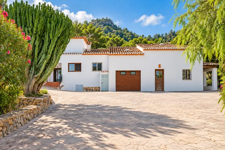 Charming villa with private pool, fruit garden and spaces to enjoy the Mediterranean