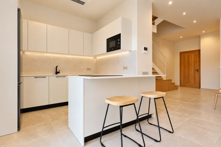 Nieuwbouw villa in Orbeta: licht, rustig en privé zwembad